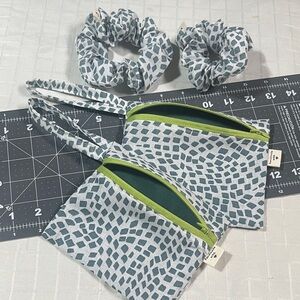 Patterned wristlet with scrunchie x set of 2